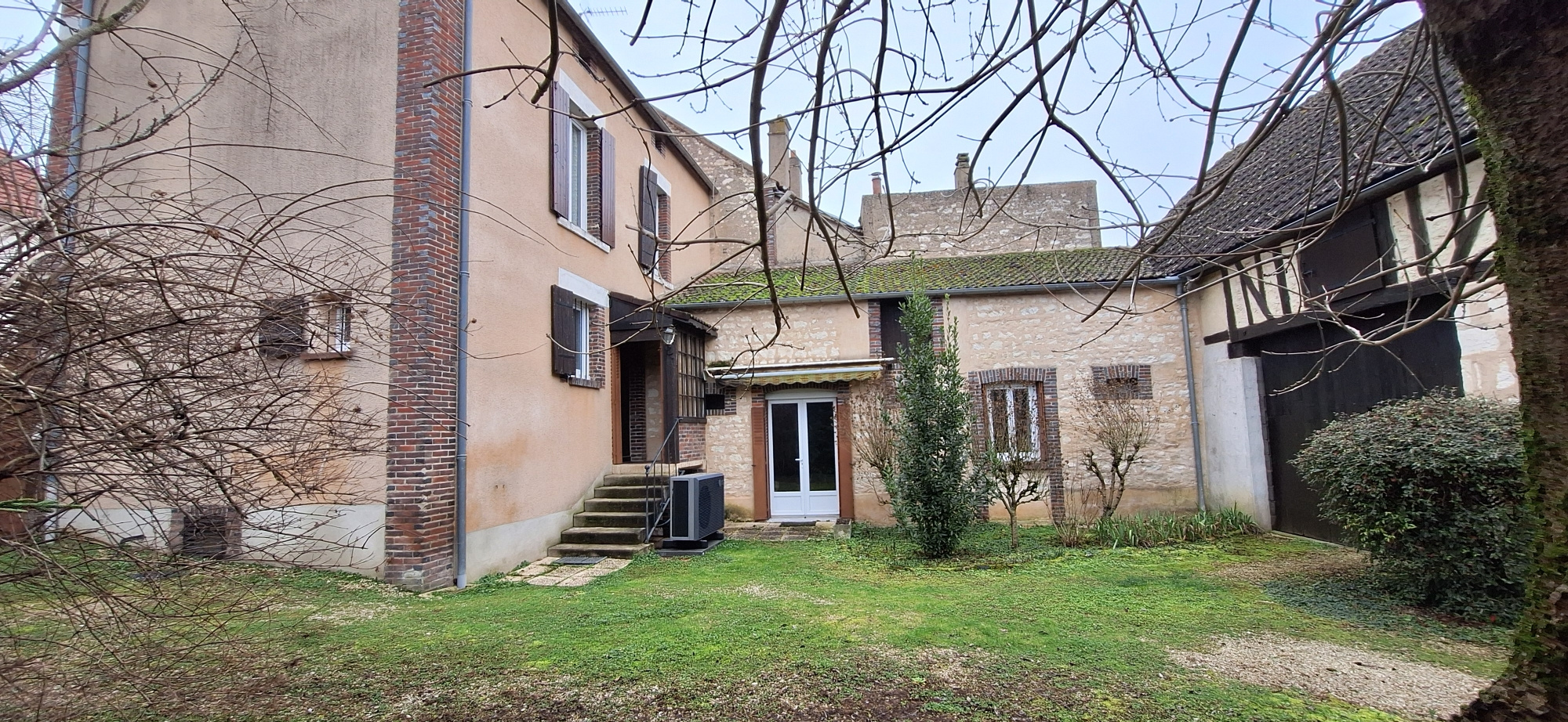 Laroche-Saint-Cydroine